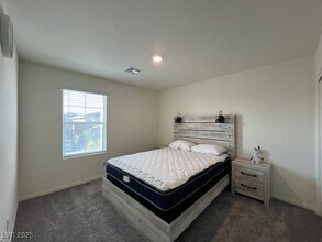 380 Larksong Ave in Henderson, NV - Building Photo - Building Photo