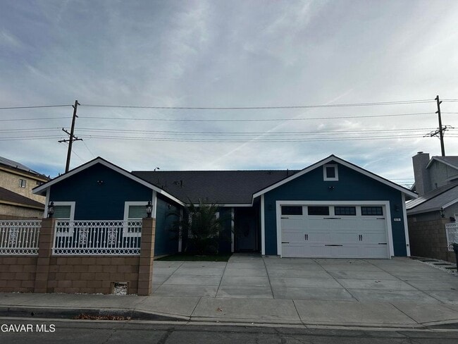 3838 Balmont St in Lancaster, CA - Foto de edificio - Building Photo