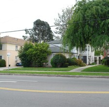 12032 Magnolia Blvd in Valley Village, CA - Foto de edificio - Building Photo