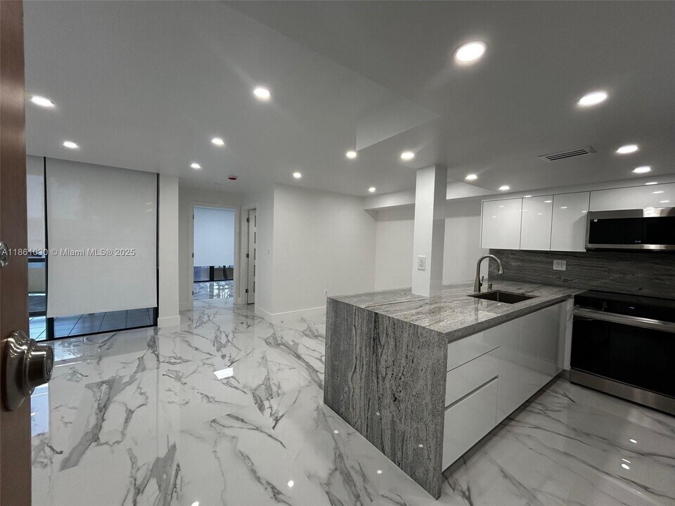 11790 SW 18th St in Miami, FL - Building Photo
