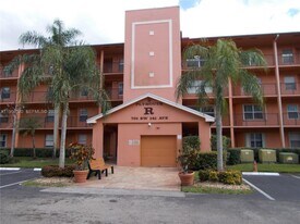 701 SW 141st Ave in Pembroke Pines, FL - Building Photo
