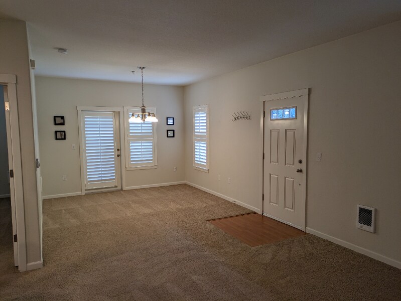 10828 NE Red Wing Way in Hillsboro, OR - Foto de edificio