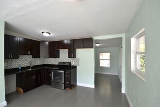 1324 Brookhill Dr in Ft. Myers, FL - Foto de edificio - Building Photo