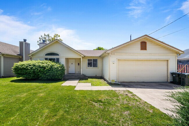 property at 913 W Eads St