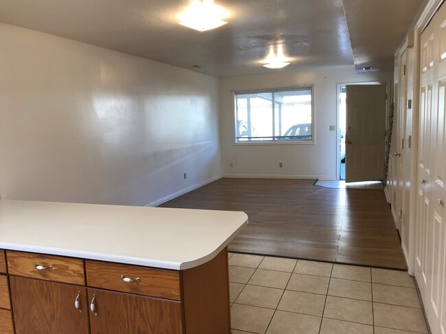 255 W 1100 N, Unit 1 in Logan, UT - Foto de edificio - Building Photo
