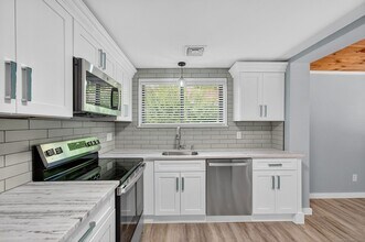 39 Spring Glen Rd in East Lyme, CT - Building Photo - Building Photo