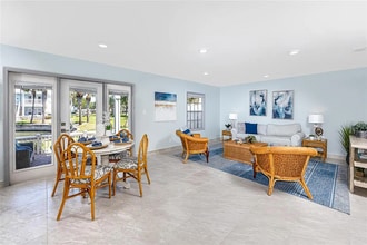 5231 Beach Dr SE, Unit B in St. Petersburg, FL - Foto de edificio - Building Photo