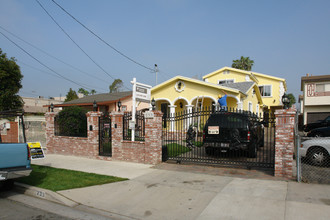 233 W Elm Ave in Burbank, CA - Building Photo - Building Photo