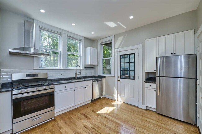 27 Ellery St, Unit 1 in Cambridge, MA - Foto de edificio - Building Photo