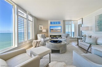 3115 Gulf Shore Blvd N in Naples, FL - Foto de edificio - Building Photo