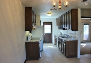 718 S Chappell Hill St in Brenham, TX - Building Photo - Building Photo