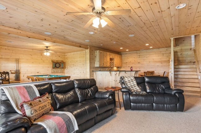 121 Pontoosuc Dr
