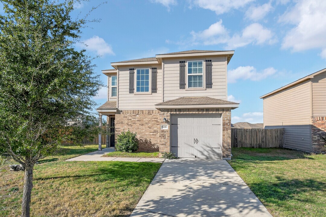 308 Yearwood Ln in Jarrell, TX - Building Photo