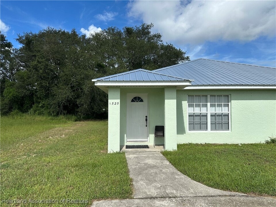 1525 Queen Palm Ave in Sebring, FL - Building Photo