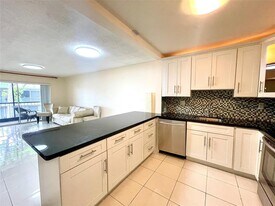 4159 NW 90th Ave, Unit 204 in Coral Springs, FL - Building Photo
