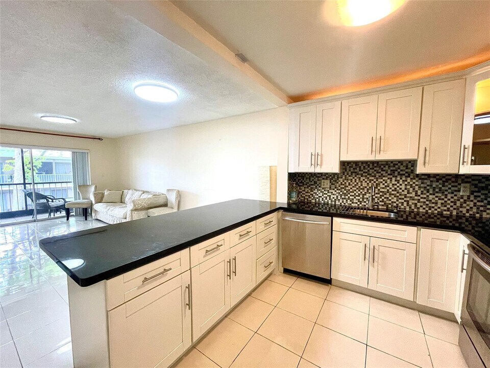 4159 NW 90th Ave, Unit 204 in Coral Springs, FL - Building Photo