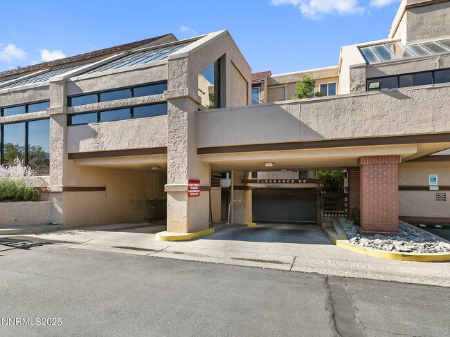 3095 Lakeside Dr in Reno, NV - Building Photo - Building Photo