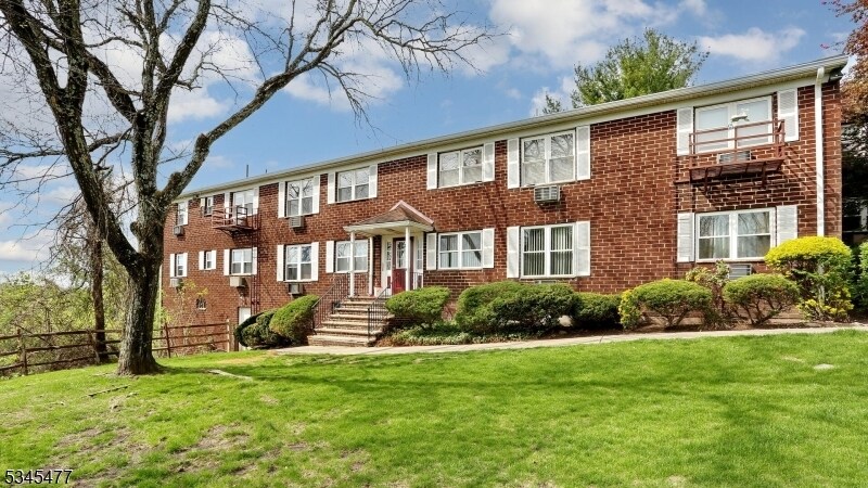 100 Pierson Miller Dr in Pompton Lakes, NJ - Building Photo