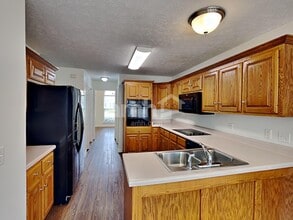 204 Creekwood Dr in White House, TN - Foto de edificio - Building Photo