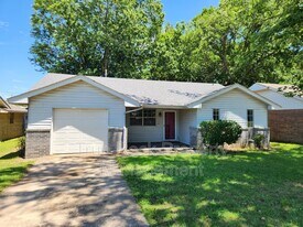 924 Crestview Ave in Ada, OK - Building Photo