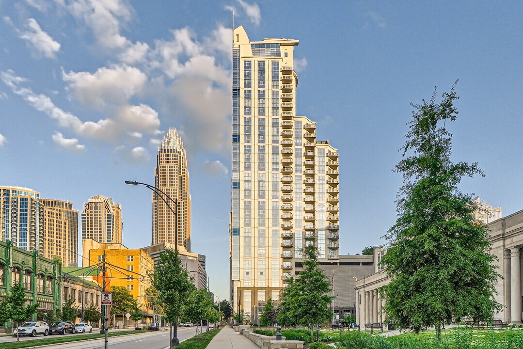 333 W Trade St, Unit 1004 in Charlotte, NC - Building Photo