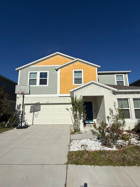 12806 Halter Steer Rd in Lithia, FL - Building Photo