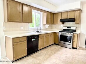 14 Fisher Dr in Hillsborough, NJ - Building Photo - Building Photo