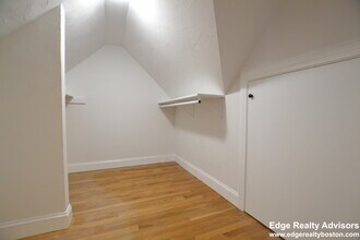 68 Foster St, Unit 1 in Boston, MA - Foto de edificio - Building Photo