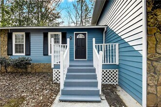 1075 Forest Heights Rd in Stone Mountain, GA - Building Photo - Building Photo