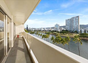 2085 Ala Wai Blvd in Honolulu, HI - Foto de edificio - Building Photo