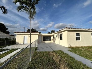610 E 8th Ave in Hialeah, FL - Building Photo - Building Photo