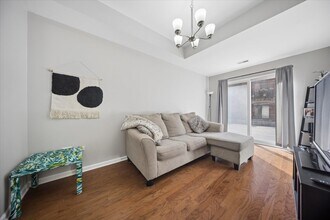 943 W College Pkwy in Chicago, IL - Building Photo - Building Photo