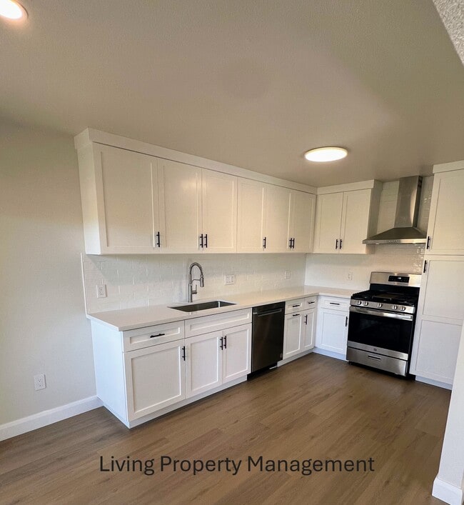 18912 Valley Cir in Huntington Beach, CA - Building Photo - Building Photo