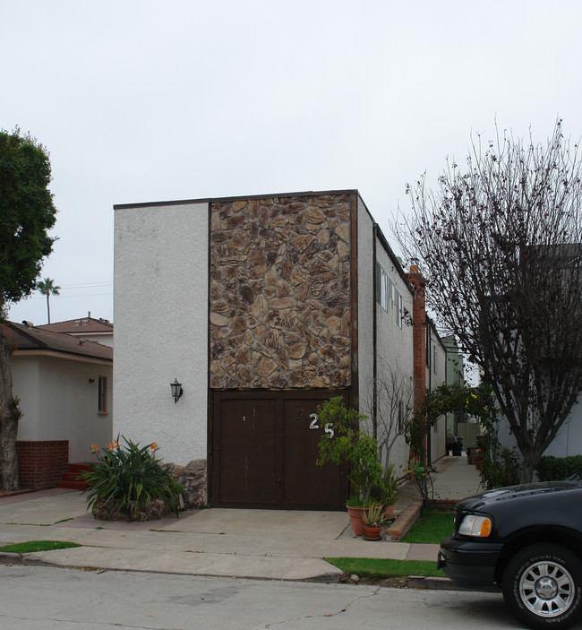 225 7th St in Seal Beach, CA - Foto de edificio - Building Photo