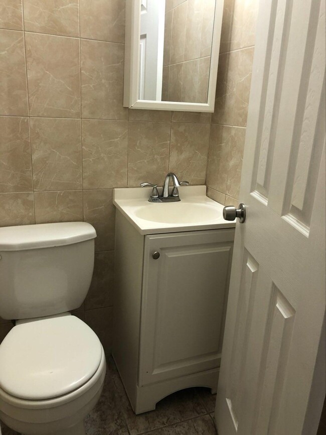 1084 W 42nd Pl, Unit 1 in Hialeah, FL - Building Photo - Building Photo