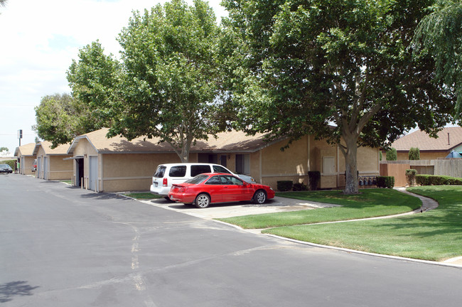 Desert Terrace Apartments in Hesperia, CA - Building Photo - Building Photo