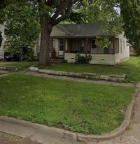 306 E 3rd St in Hoisington, KS - Building Photo