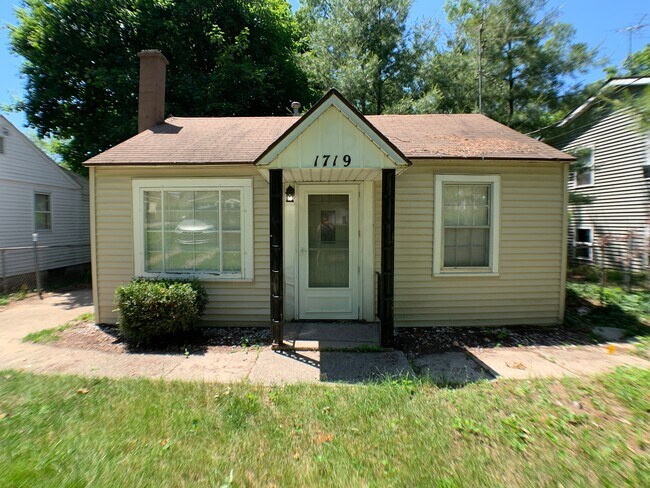 property at 1719 Hanchett Ave NW