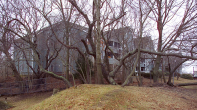 Colony House Apartments in Hyannis, MA - Building Photo - Building Photo