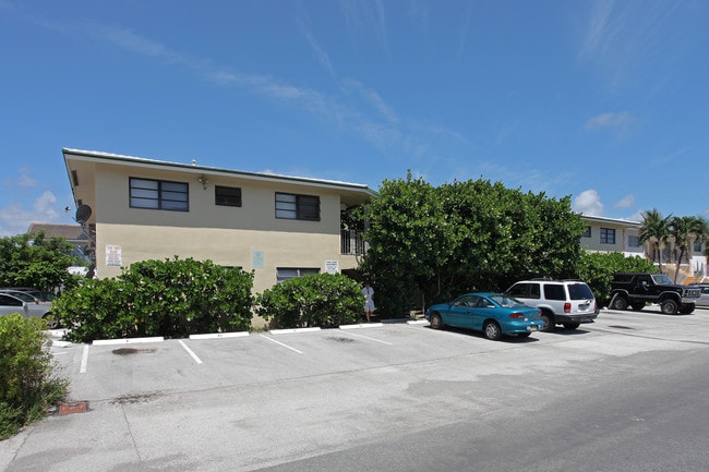 Town Court Apartments in Pompano Beach, FL - Building Photo - Building Photo