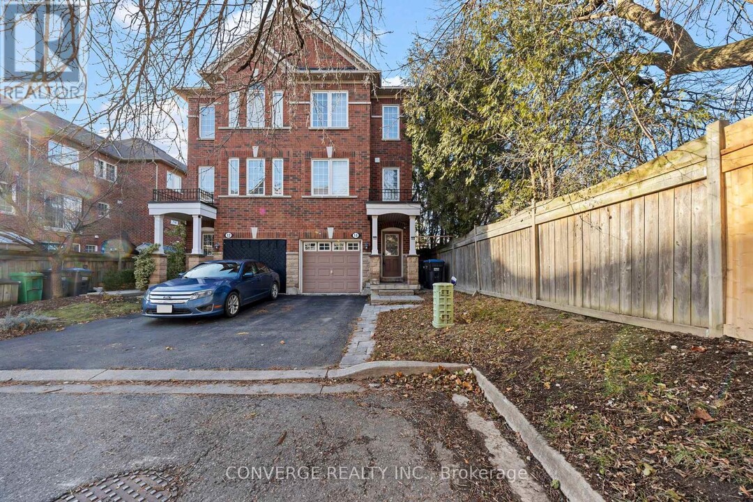 14 Gemstone Ln in Brampton, ON - Building Photo