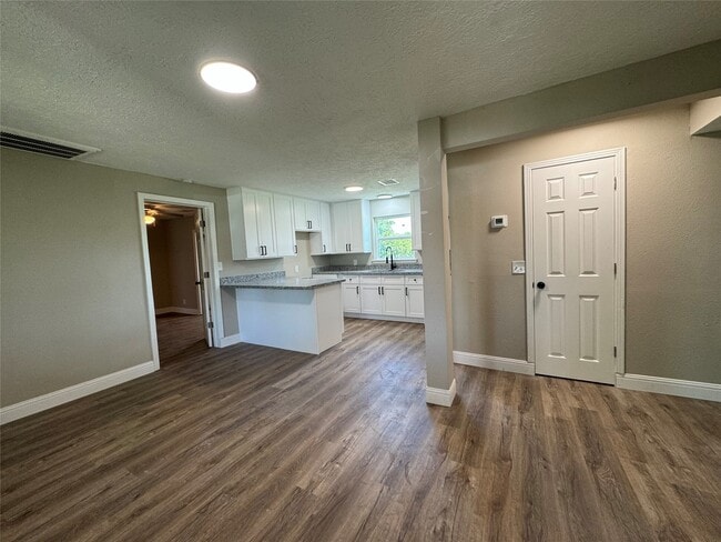 9006 Elm St in Hitchcock, TX - Building Photo - Building Photo