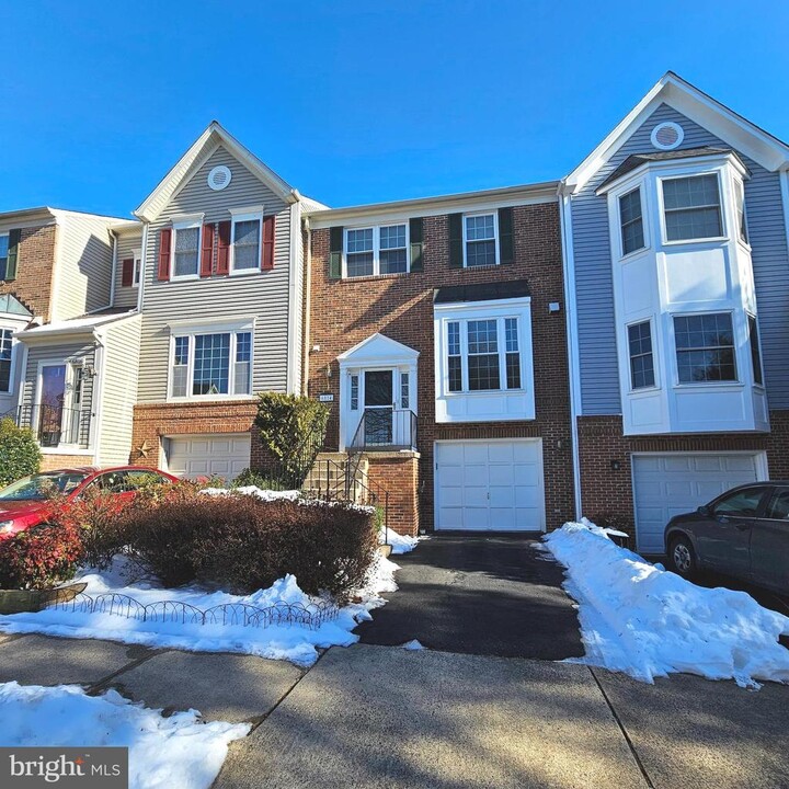 6814 Kerrywood Cir in Centreville, VA - Building Photo