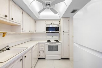 430 Golden Isles Dr in Hallandale Beach, FL - Building Photo - Building Photo