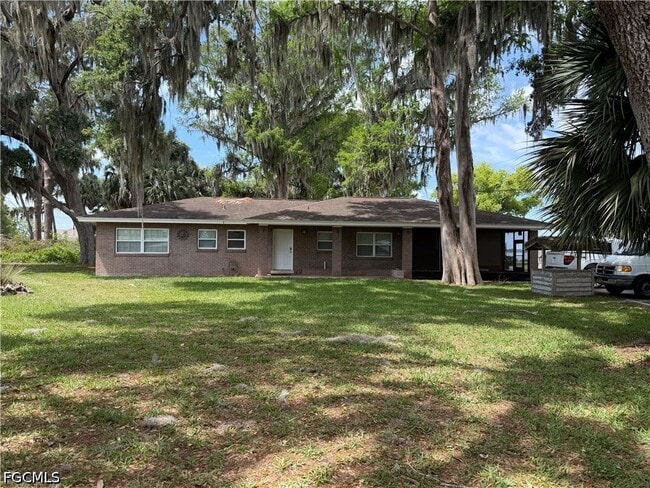 48 Harbor Cir in Astatula, FL - Building Photo - Building Photo