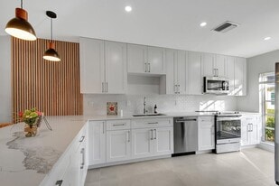 13602 Vía Flora in Delray Beach, FL - Building Photo