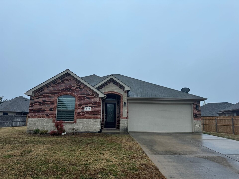 1233 Shelley Dr in Burleson, TX - Building Photo