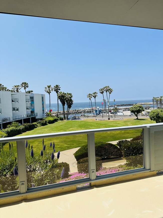 250 The Village, Unit 105 in Redondo Beach, CA - Foto de edificio - Building Photo