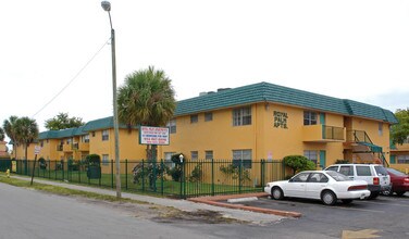 Royal Palm Apartments in Lauderdale Lakes, FL - Building Photo - Building Photo