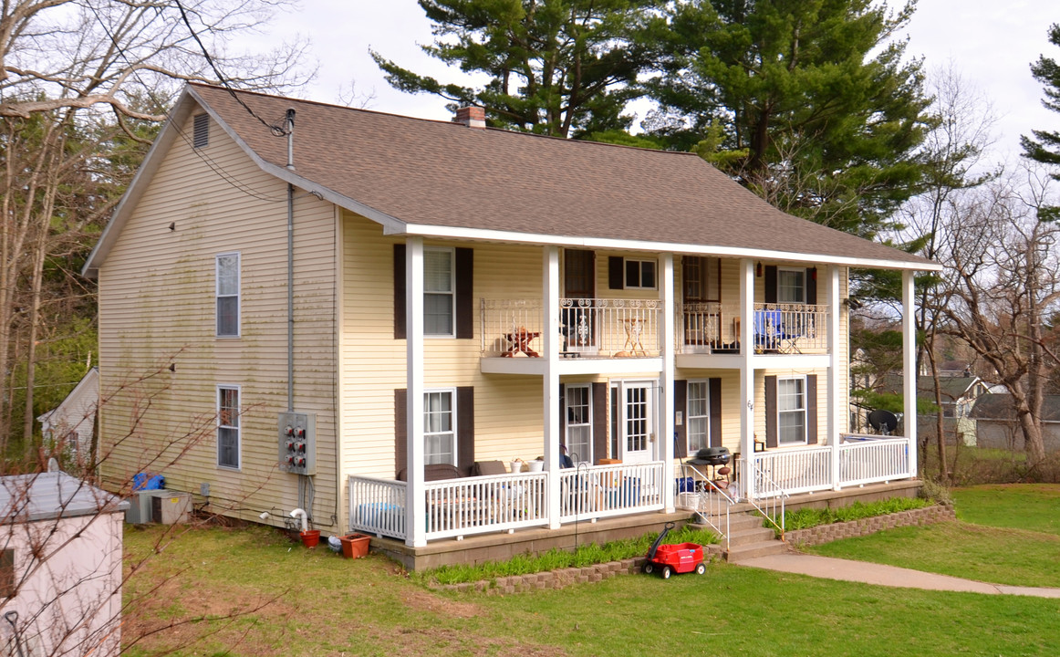 64 Central Ave in Saratoga Springs, NY - Foto de edificio